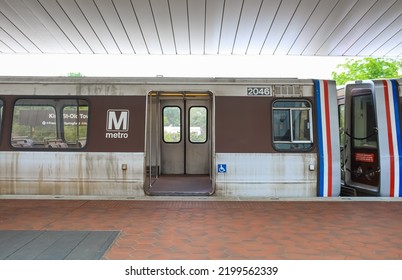 Alexandria, Virginia United States - June 15 2022: The Metro Train On An Outdoor Platform 