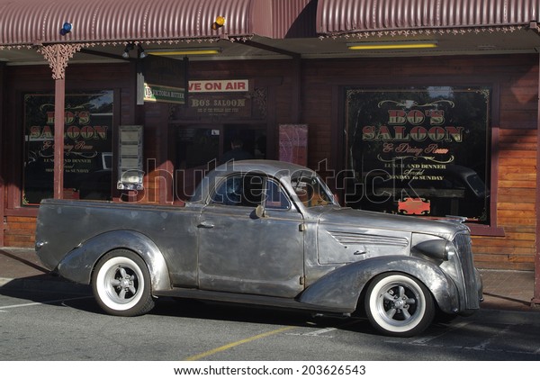ALICE\
SPRINGS, AUSTRALIA - APRIL 16: Unidentivied vintage car and bar-\
restaurant in the city in Australians outback, Northern Territory,\
on April 16, 2010 in Alice Springs,\
Australia
