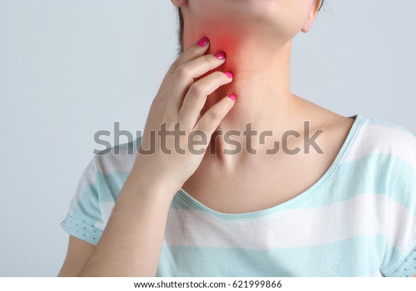 アレルギーと喉の痛みのコンセプト 女性が首を掻く 接写 の写真素材 今すぐ編集
