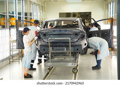 Almaty, Kazakhstan - 03.29.2022 : Workers Paint And Polish The Exterior Of The Car. Hyundai Factory 
