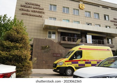 248 Ambulance Arriving Hospital Stock Photos, Images & Photography ...