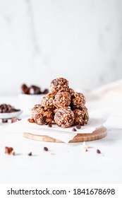 Almond Butter Bliss Balls. Healthy And Vegan Energy Balls As A Healthy Snack Or Dessert. Almond Butter Energy Balls With Chocolate, Dates And Nuts. 