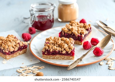 Avena de almendras y barras de mermelada de frambuesa con cobertura de crumble