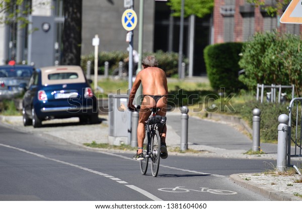 ドイツの暖かく晴れた春の日に 裸の白髪の老人が自転車に乗る の写真素材 今すぐ編集