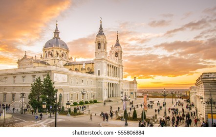 Die Kathedrale von Almudena ist die Kathedrale von Madrid, Spanien, und ein modernes Gebäude, das 1993 errichtet wurde. Es ist eine der Attraktionen der Stadt.