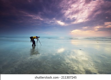 Alone nature Muslim Photographer shoots the seascape with reflection clouds
