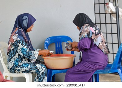 Alor Setar, Kedah, Malaysia - September 20th, 2022 : Women Was Preparing A Dish For Wedding Ceremony. This Is One Of The Malay Culture.