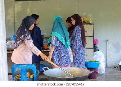 Alor Setar, Kedah, Malaysia - September 20th, 2022 : Women Was Preparing A Dish For Wedding Ceremony. This Is One Of The Malay Culture.