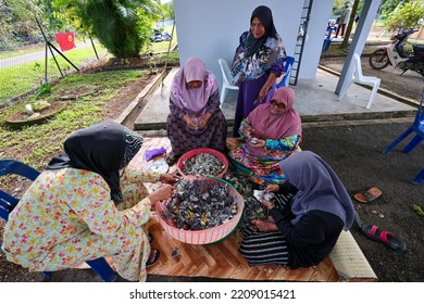 Alor Setar, Kedah, Malaysia - September 20th, 2022 : Women Was Preparing A Dish For Wedding Ceremony. This Is One Of The Malay Culture.