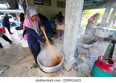 Alor Setar, Kedah, Malaysia - September 20th, 2022 : Women Was Preparing A Dish For Wedding Ceremony. This Is One Of The Malay Culture.