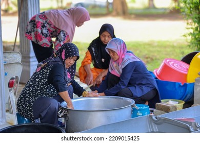 Alor Setar, Kedah, Malaysia - September 20th, 2022 : Women Was Preparing A Dish For Wedding Ceremony. This Is One Of The Malay Culture.