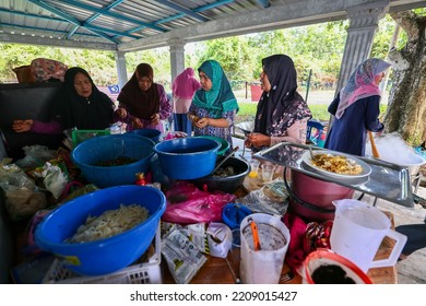 Alor Setar, Kedah, Malaysia - September 20th, 2022 : Women Was Preparing A Dish For Wedding Ceremony. This Is One Of The Malay Culture.