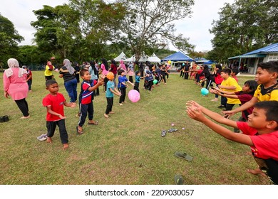 Alor Setar, Kedah, Malaysia - September 20th, 2022 : Group Of People  Men, Women And Kid Playing Water Balloon Game. Summer Fun Outdoor Activities Concept.