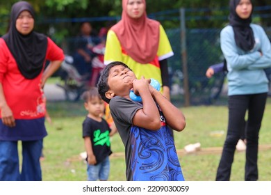 Alor Setar, Kedah, Malaysia - September 20th, 2022 : Group Of People  Men, Women And Kid Playing Water Balloon Game. Summer Fun Outdoor Activities Concept.