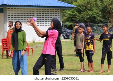 Alor Setar, Kedah, Malaysia - September 20th, 2022 : Group Of People  Men, Women And Kid Playing Water Balloon Game. Summer Fun Outdoor Activities Concept.