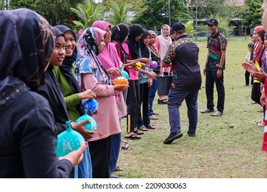 Alor Setar, Kedah, Malaysia - September 20th, 2022 : Group Of People  Men, Women And Kid Playing Water Balloon Game. Summer Fun Outdoor Activities Concept.