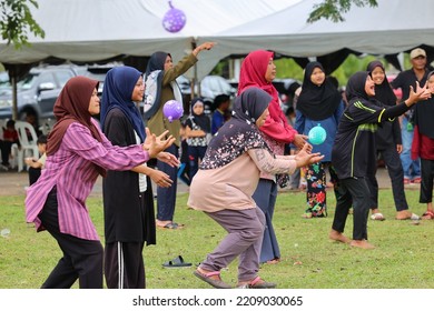 Alor Setar, Kedah, Malaysia - September 20th, 2022 : Group Of People  Men, Women And Kid Playing Water Balloon Game. Summer Fun Outdoor Activities Concept.