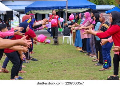 Alor Setar, Kedah, Malaysia - September 20th, 2022 : Group Of People  Men, Women And Kid Playing Water Balloon Game. Summer Fun Outdoor Activities Concept.