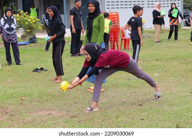 Alor Setar, Kedah, Malaysia - September 20th, 2022 : Group Of People  Men, Women And Kid Playing Water Balloon Game. Summer Fun Outdoor Activities Concept.