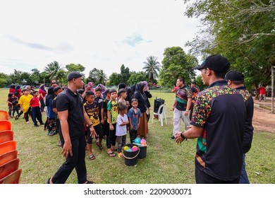 Alor Setar, Kedah, Malaysia - September 20th, 2022 : Group Of People  Men, Women And Kid Playing Water Balloon Game. Summer Fun Outdoor Activities Concept.