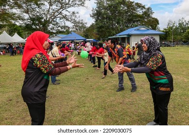 Alor Setar, Kedah, Malaysia - September 20th, 2022 : Group Of People  Men, Women And Kid Playing Water Balloon Game. Summer Fun Outdoor Activities Concept.