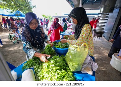 Alor Setar, Kedah, Malaysia - September 20th, 2022 : Women Was Preparing A Dish For Wedding Ceremony. This Is One Of The Malay Culture.