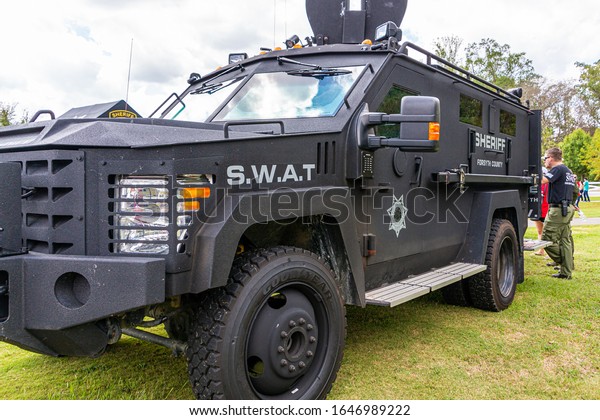 ALPHARETTA, GEORGIA - September 29, 2018: In the\
United States, a SWAT (Special Weapons and Tactics) team is a law\
enforcement unit which uses specialized or military equipment and\
tactics.