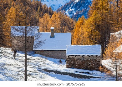 Almhütten im Winter in "Alpe devero" im Schnee eintauchen