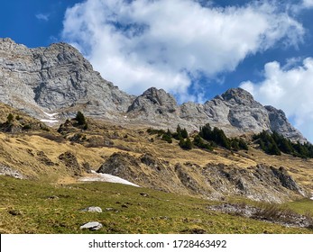 Alpine peaks Selun and Frümsel (Fruemsel oder Frumsel) in the Churfirsten mountain range, between the Obertoggenburg region and Lake Walensee - Canton of St. Gallen, Switzerland (Schweiz)