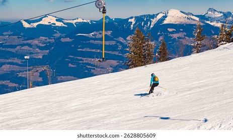 Vista de la primavera alpina con un conductor de esquí en la famosa carretera panorámica de Rossfeld cerca de Berchtesgaden, Baviera, Alemania