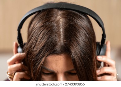 Alternating auditory stimulation applied in EMDR therapy via headphones. Emphasizes bilateral engagement, controlled pacing, and trauma-focused treatment structure.