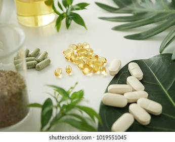 alternative Kräutermedizin. Kräutervitamin auf weißem Hintergrund.