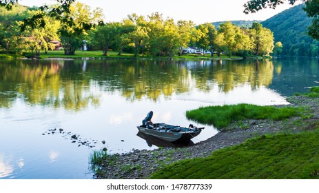 Althom, Pennsylvania, USA 8/10/2019 A Fishing Boat Tied Up To The Shore On The Allegheny River In Warren County In Summertime