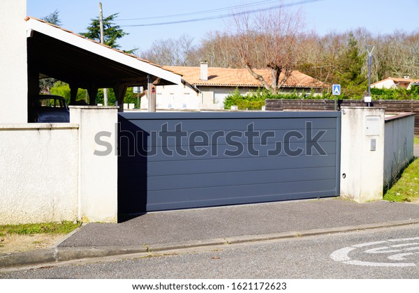Aluminum large car\
gate of house street\
view