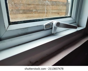 An Aluminum Window Handle That Doubles As A Window Lock