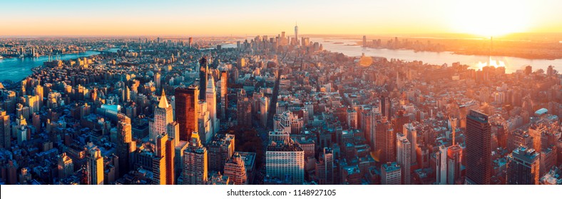 Fantastisk antenne panoramautsikt over Manhattan vidd solnedgang