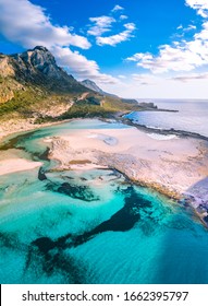 Beeindruckende Aussicht auf die Lagune von Balos mit zauberhaftem türkisfarbenem Wasser, Lagunen, tropischen Stränden mit weißem Sand und der Insel Gramvousa auf Kreta, Griechenland