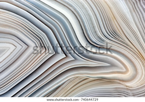 背景に驚くべき縞模様の水晶断面 自然光の半透明のエージェト結晶表面 グレー抽象的表現構造スライス鉱物石マクロの接写 の写真素材 今すぐ編集