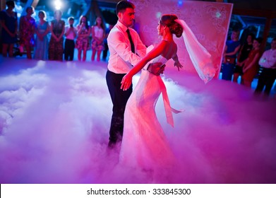 Amazing first wedding dance on heavy smoke 