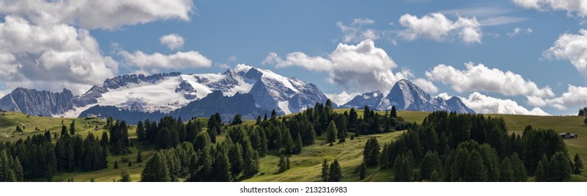 Wunderschöne Landschaft zur Marmolada und ihren Gletschern während der Sommerzeit. Es ist der höchste Berg der Dolomiten. Italienische Alpen