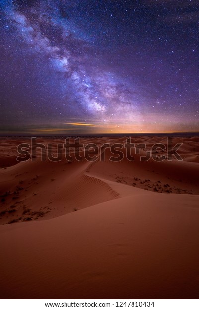 アフリカ モロッコ メルツーガの近くのサハラ砂漠のチェビ砂漠にある砂丘の上の驚くべき天の川 星や星空の下の夜に満ちた美しい砂の風景 日没後 の写真素材 今すぐ編集