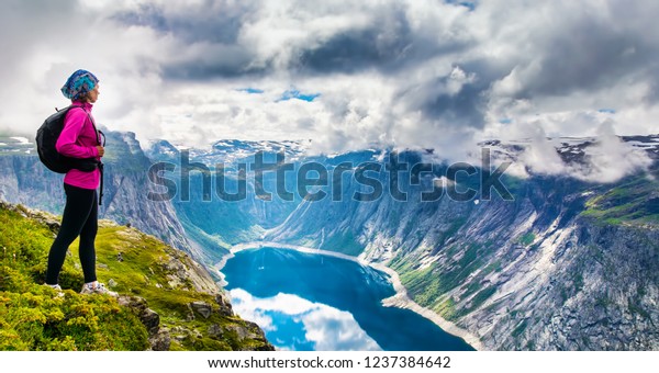 トロルトゥンガへ行く途中の 驚くべき自然の眺め 場所 北欧の山々 ノルウェー スタバンガー 芸術的な絵 美の世界 完全な自由を感じる気持ち の写真素材 今すぐ編集