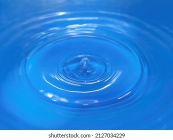 an amazing pattern on the surface of a liquid after hitting a water drop