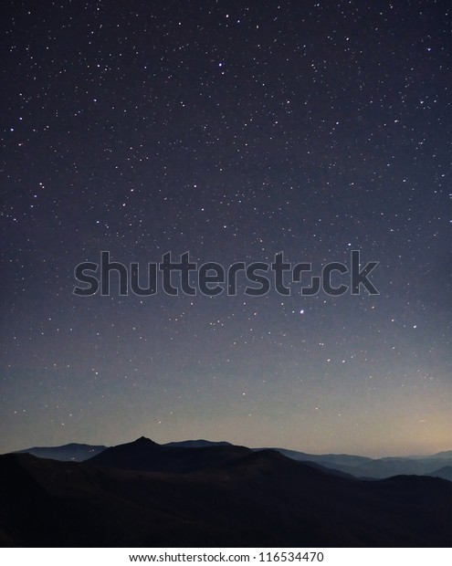 素晴らしい星の夜と曇り山パノラマ の写真素材 今すぐ編集