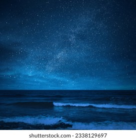 Asombroso cielo estrellado sobre el mar por la noche