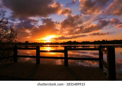 Ponton Sur Lac Au Coucher Du Soleil Photos Et Images De Stock Shutterstock