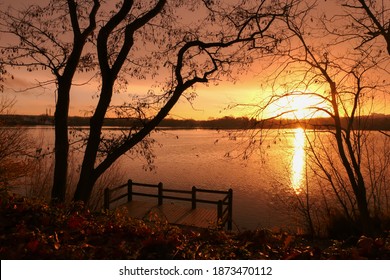 Ponton Sur Lac Au Coucher Du Soleil Photos Et Images De Stock Shutterstock