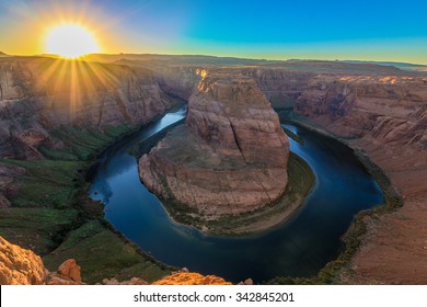 Amazing Sunset Vista of Horseshoe Bend in Page, Arizona - Shutterstock ID 342845201