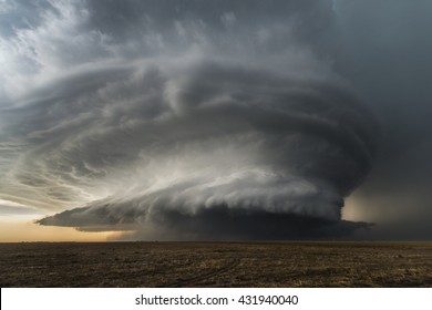 Amazing supercell thunderstorm in Kansas