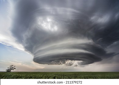 Amazing supercell thunderstorm over the Great Plains